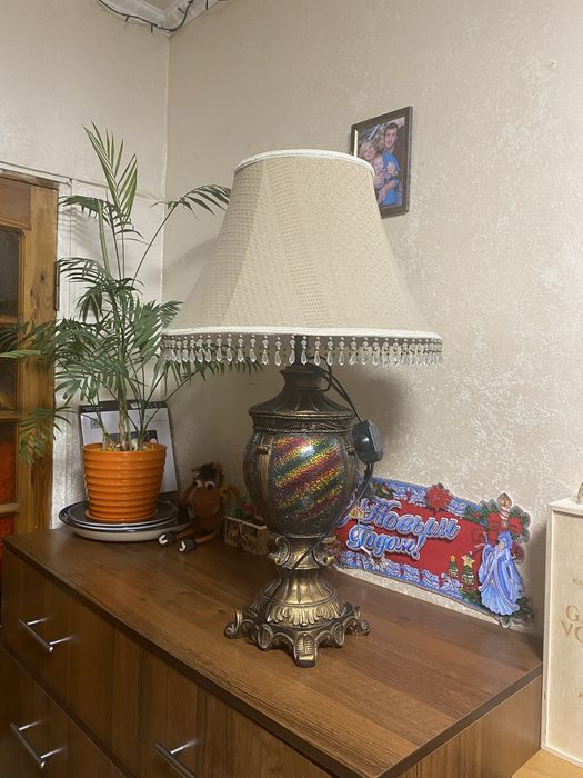 Продам настрльную лампу, красивую . Высота 80 см.Регулируется яркость.
