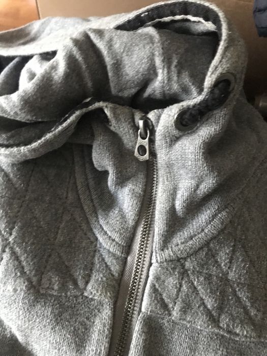 Camisolas e casacos c capuz