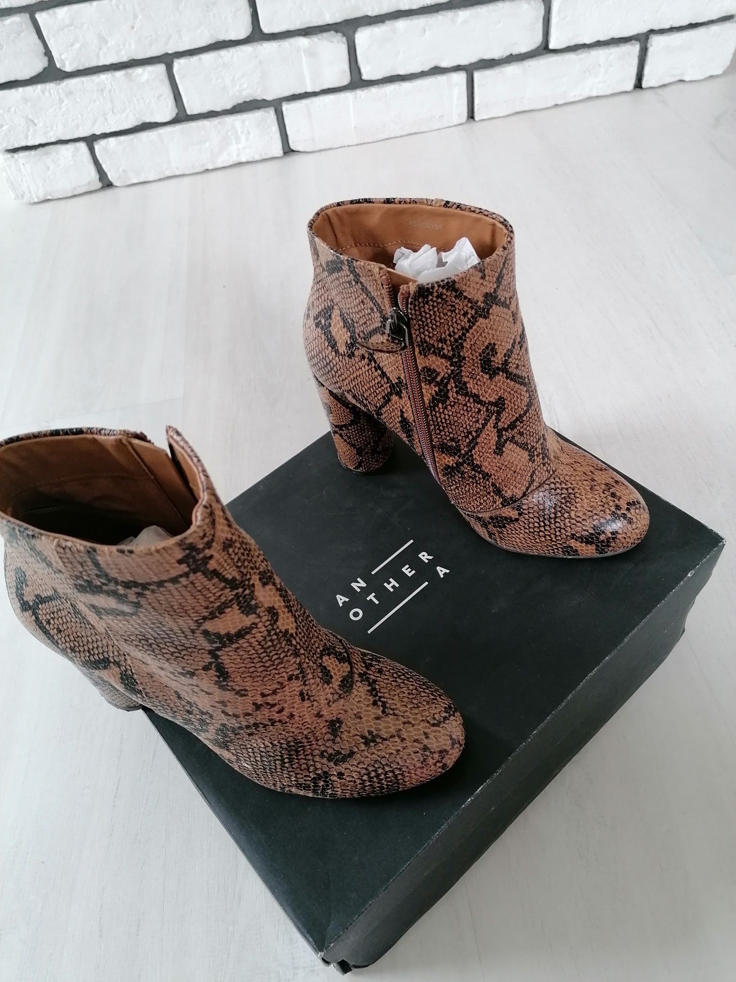 Buty botki another wężowa skóra słupek 38