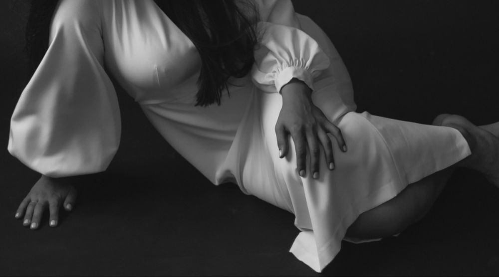 Сукня міді білого кольору ( весільна, вечірня) l-xl з обʼємними рукав