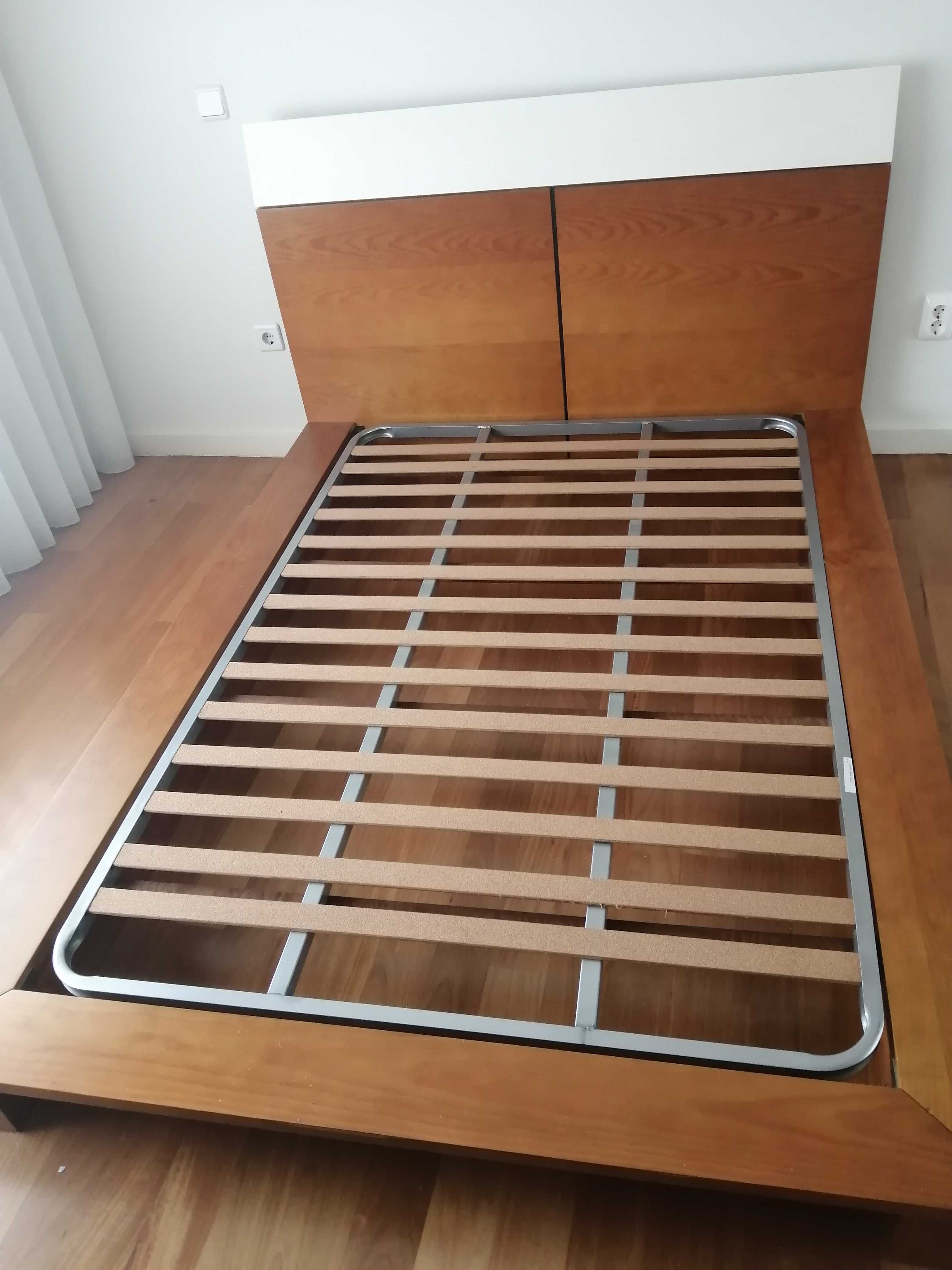 Cama de corpo e meio, com estrado, mesa de apoio e estante.