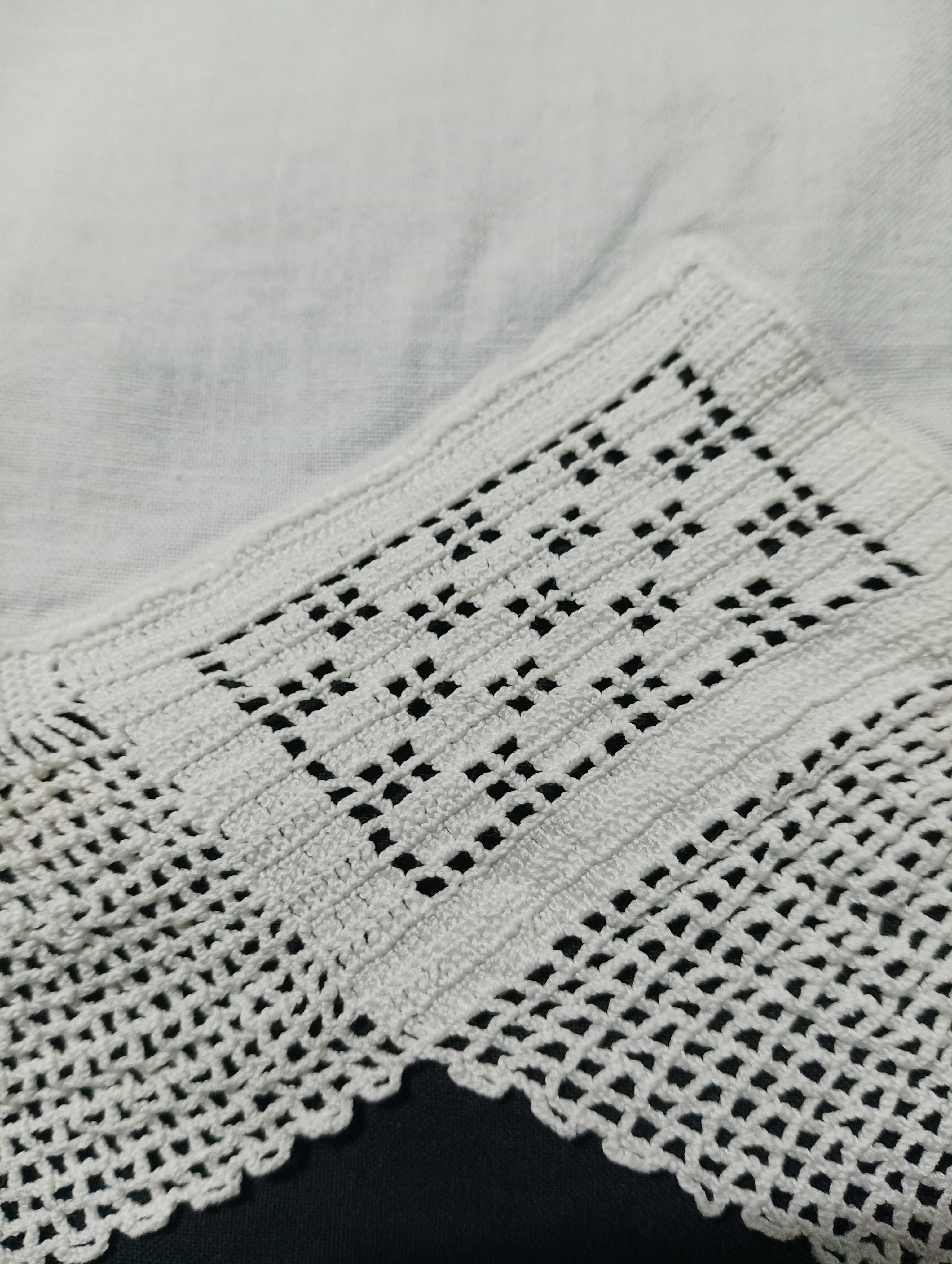 Lençol de cama antigo com renda e bordados