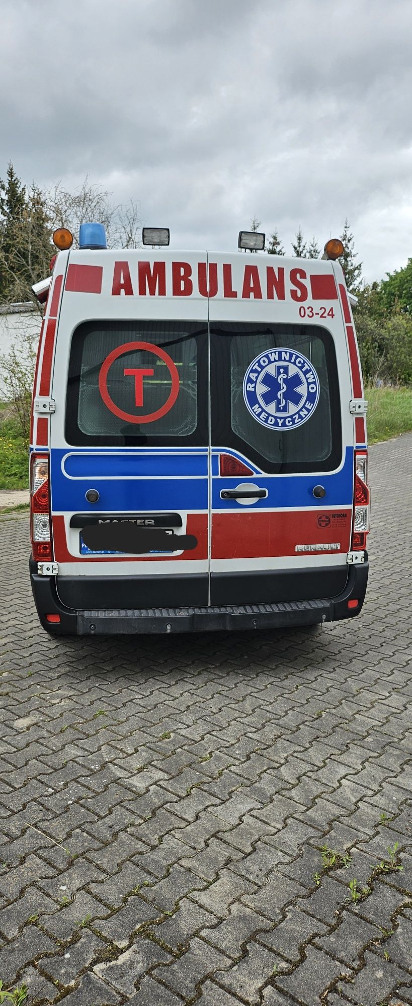 Ambulans karetka  Renault Master 2.3 dci przejscie Auto Form nosze