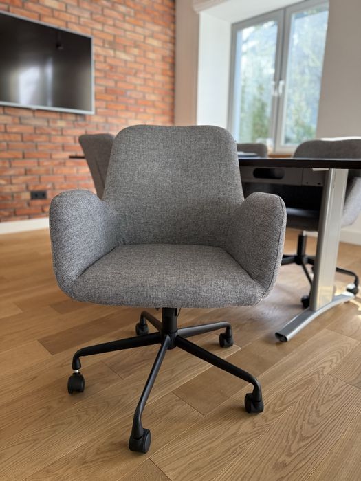 Nowe krzesla biurowe konferencyjne