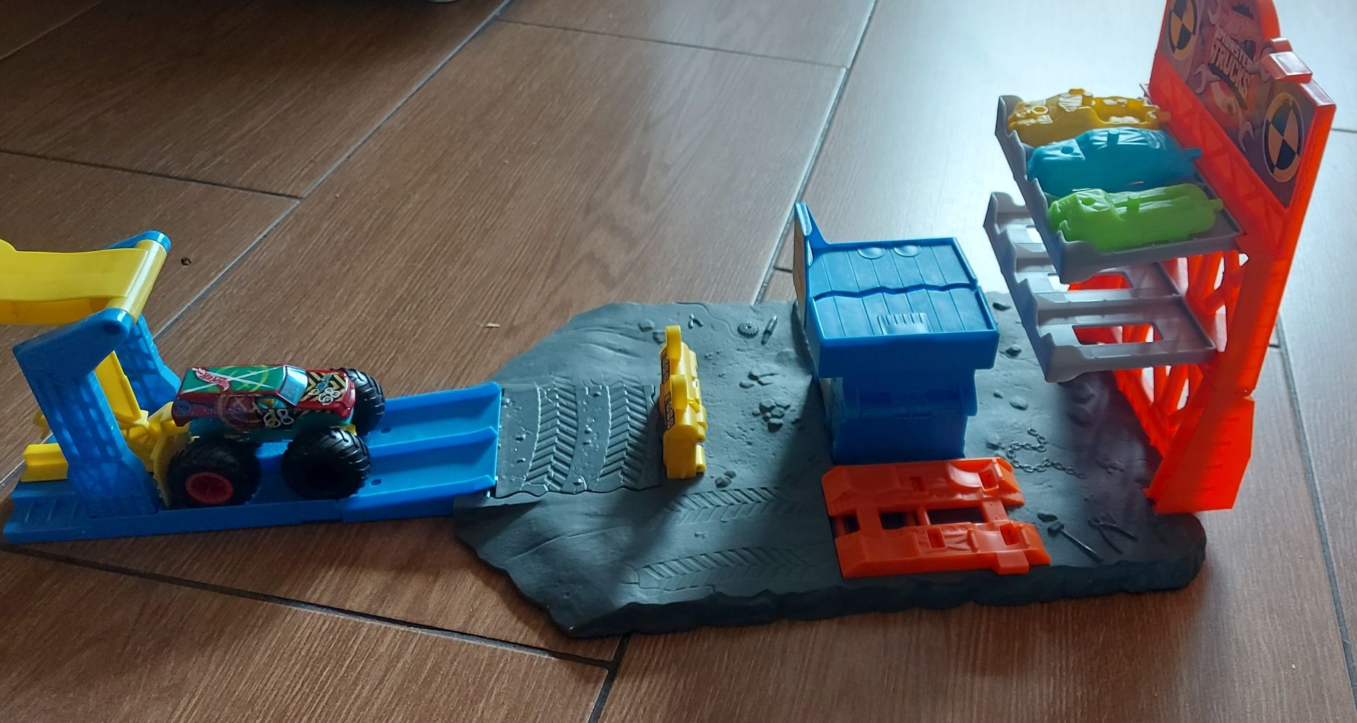 Hot Wheels Monster Trucks demolka na stacji Hfb12