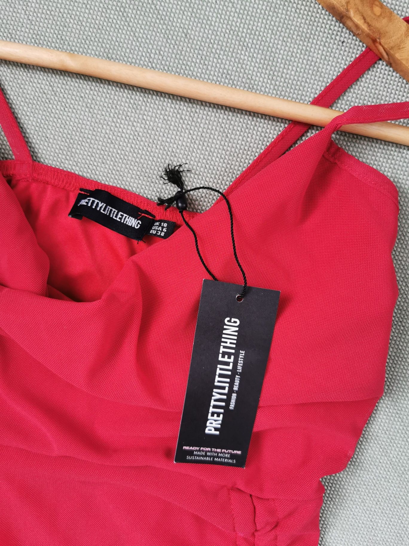 Dopasowana sukienka PrettyLittleThing S