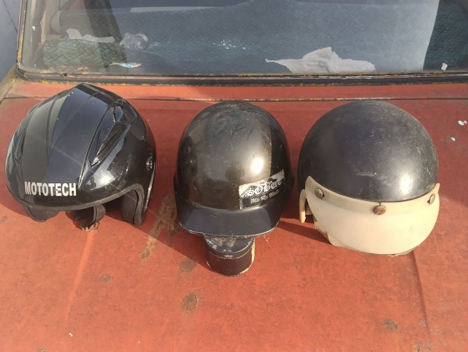 Шлемы трех видов мотоциклетные