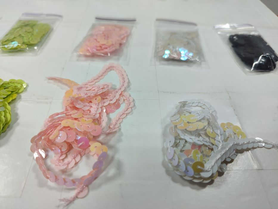 Пайетки на нити .