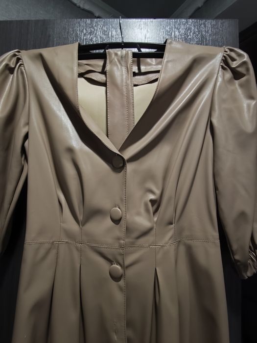 Сукня тілесного кольору з штучної шкіри, розмір М.