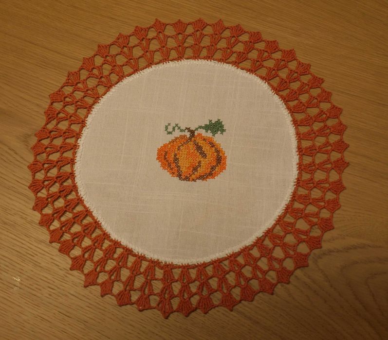 Rękodzieło - serwetka z haftem krzyżykowym - dynia pomarańczowa