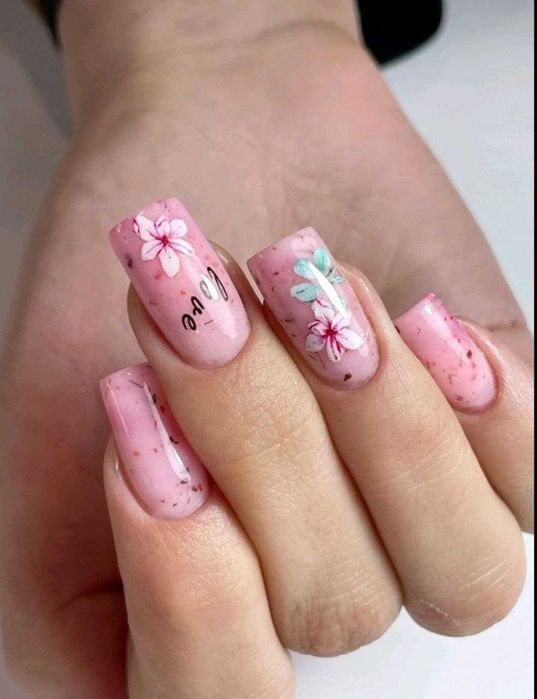 Послуги манікюру та педикюру.