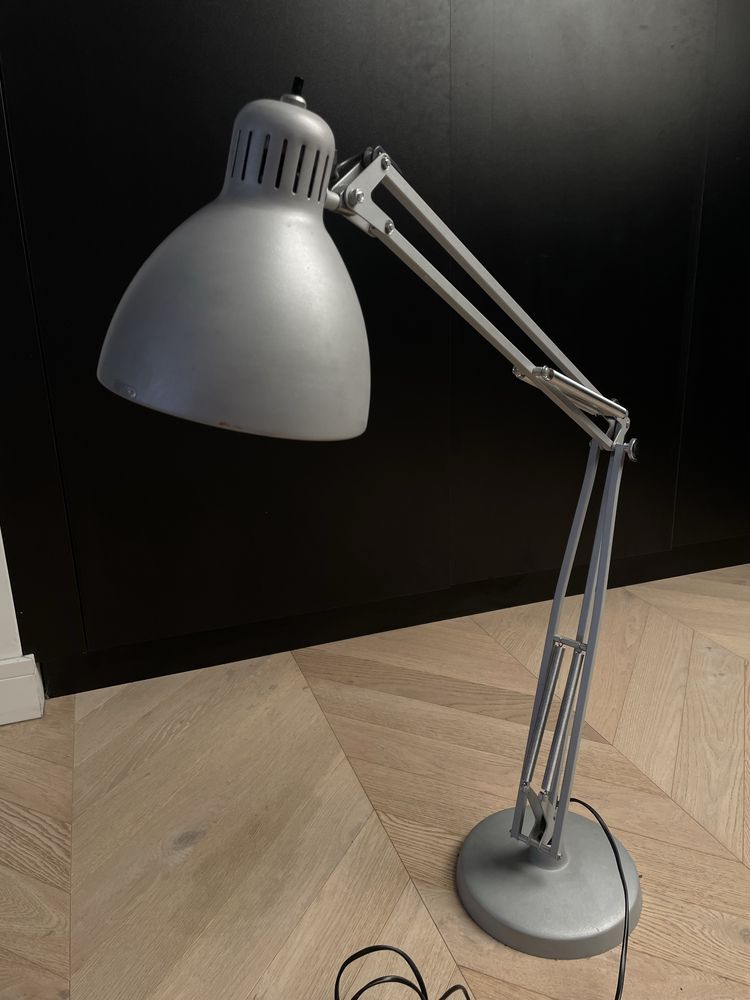 Srebrna metalowa lampka biurkowa