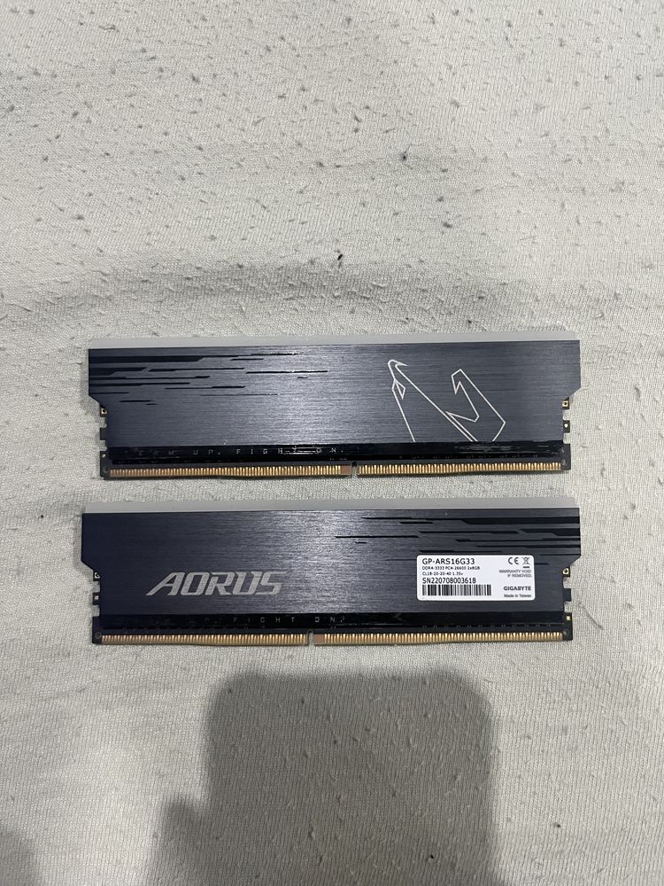 Gigabyte Aorus 3333mhz RGB 32GB!