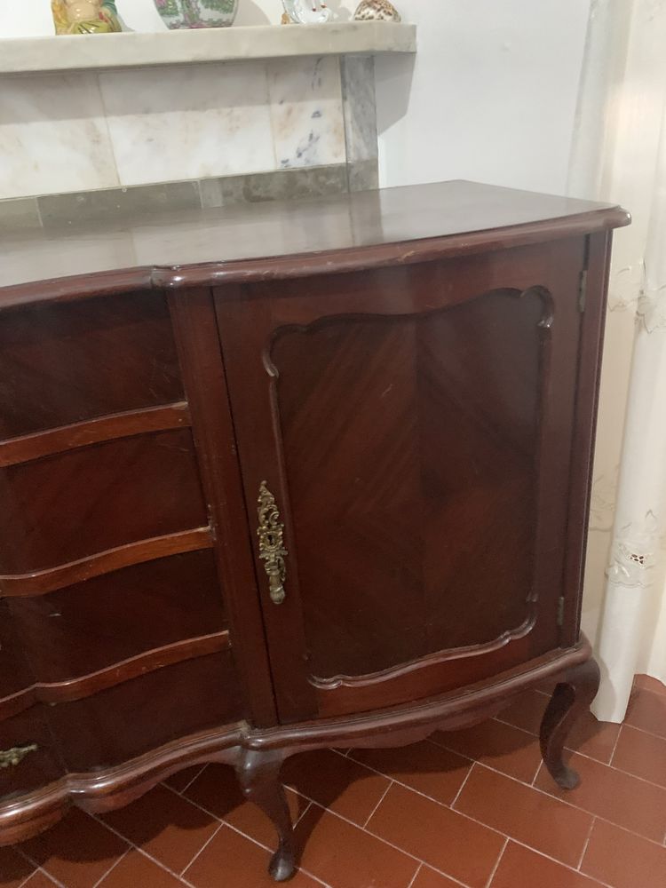 Louceiro antigo de cor castanho