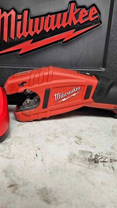 Obcinak do rur Milwaukee C12pc + Ładowarka + akumulator 2ah
