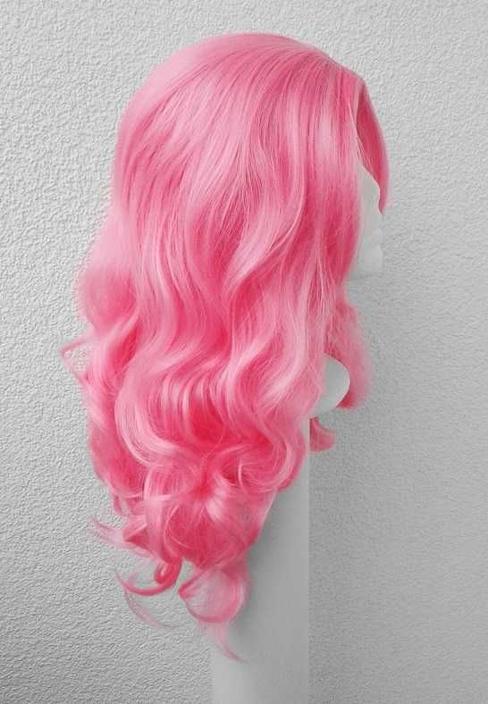 Różowa jaskrawa peruka z przedziałkiem falowana długa cosplay wig