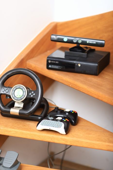 Konsola Xbox 360 E series. Kinect. Wi-Fi.Kierownica.