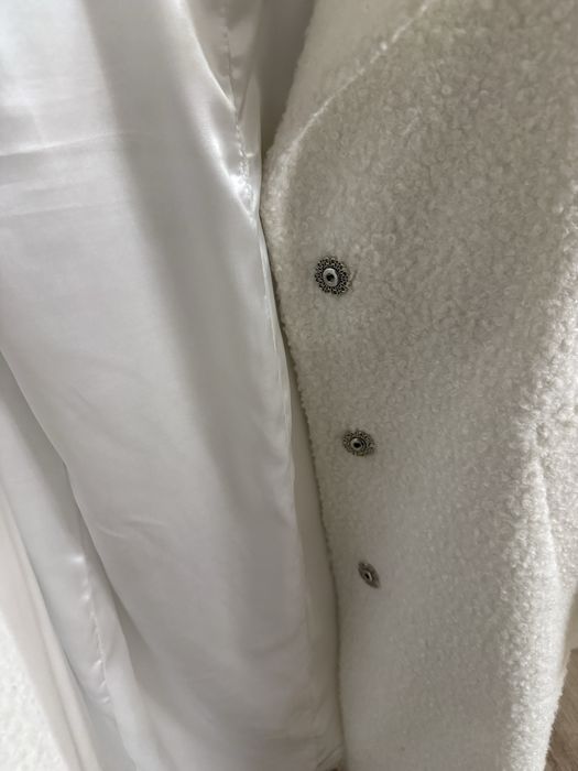 Біле пальто подовжене