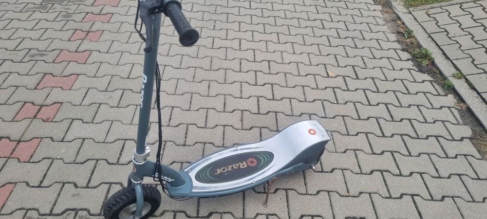 Hulajnoga elektryczna Razor E300 w komplecie z ładowarką