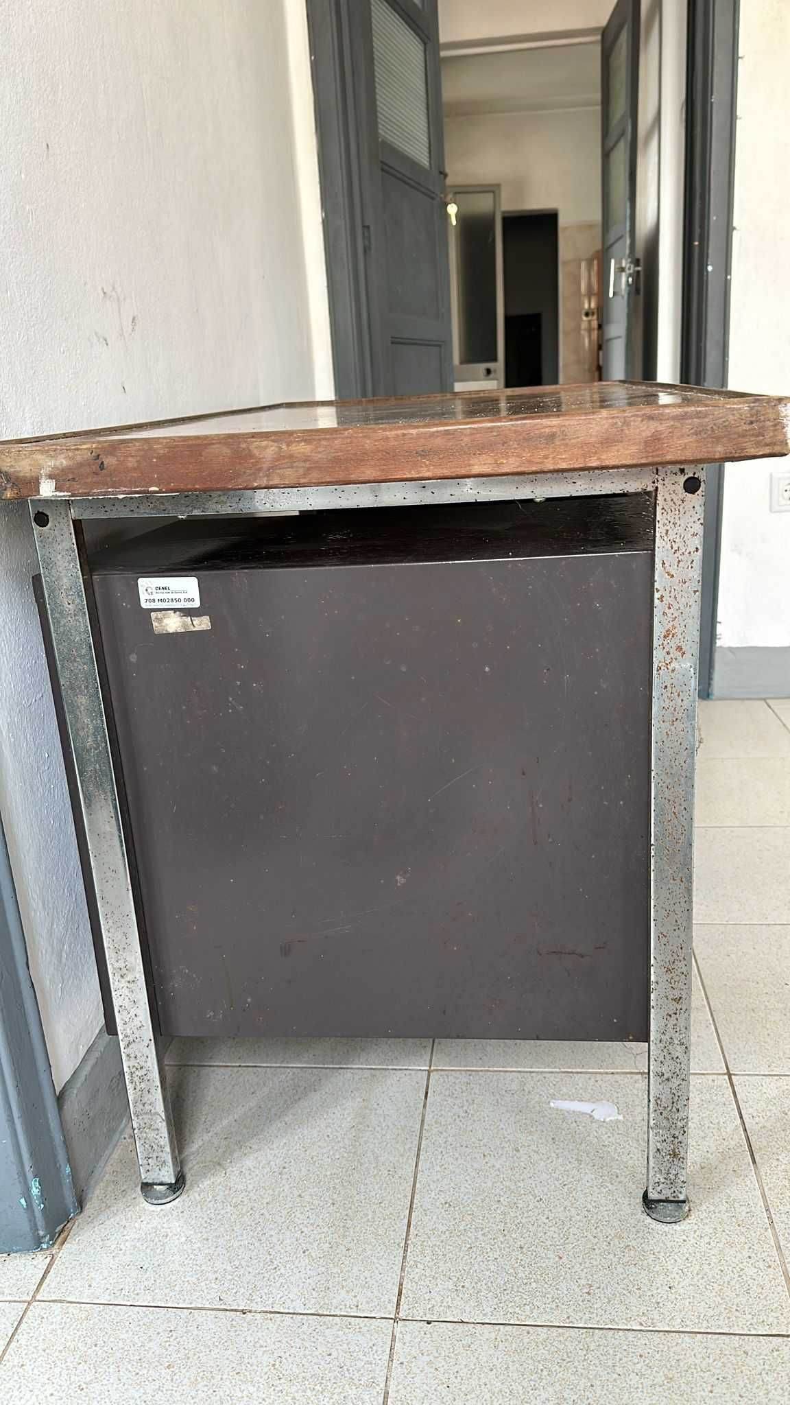 Secretária com gavetas
