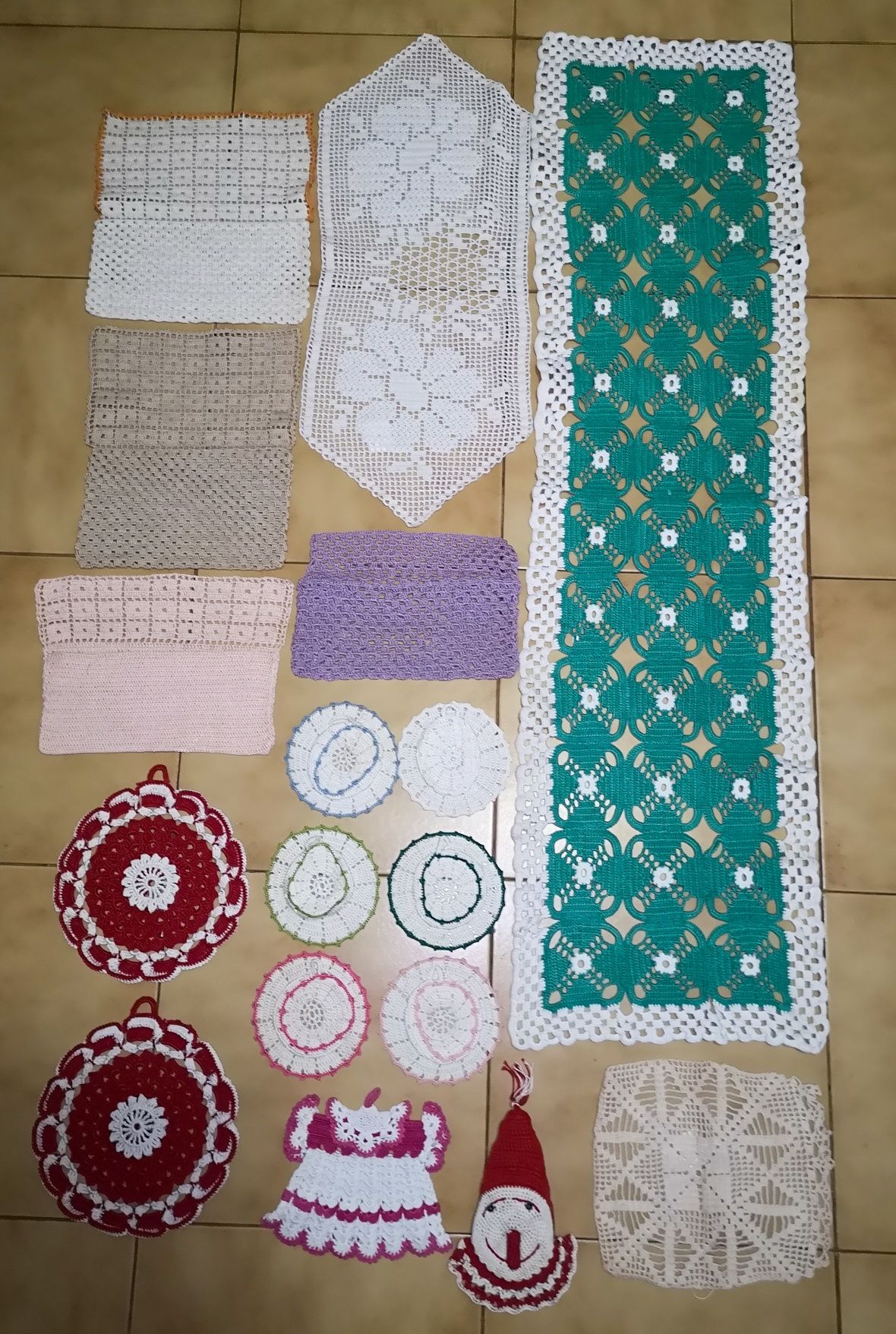 Lote de 48 peças variadas em renda de crochê manual