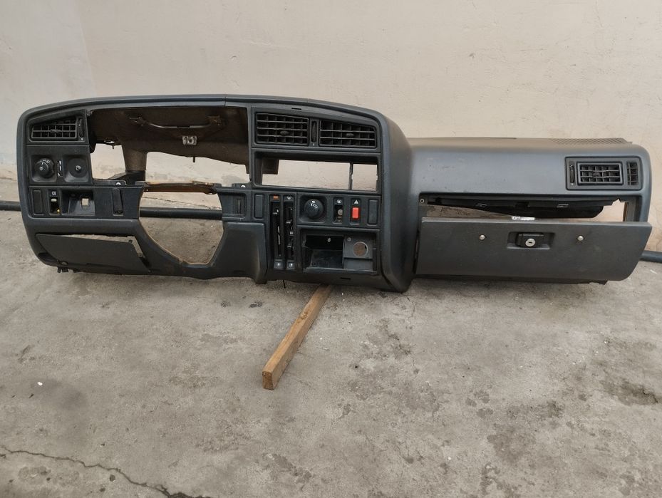 Торпеда ,сиденья , решетка радиатора и салон Опель аскона