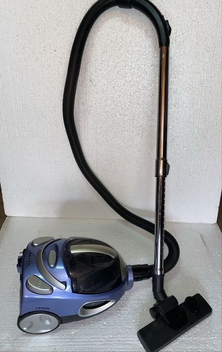 Продам пылесос DELFA 1600W