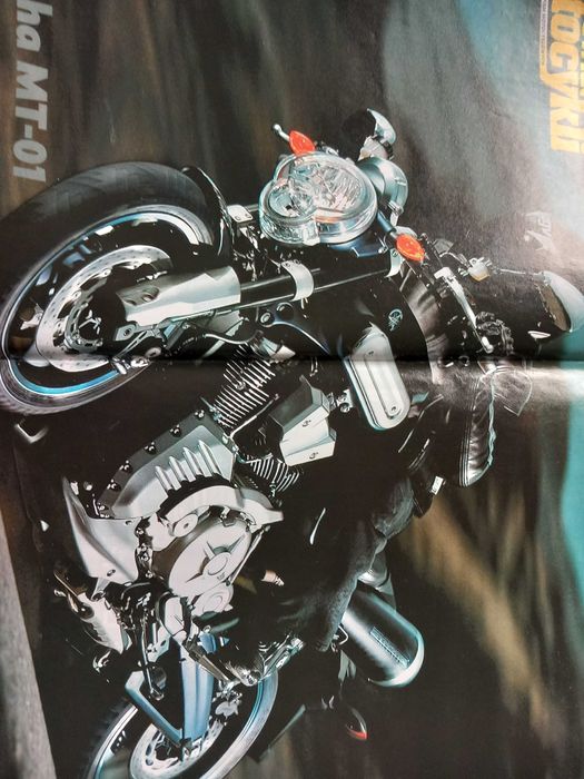 Czasopismo z plakatem i opisem motocykla Yamaha MT-01