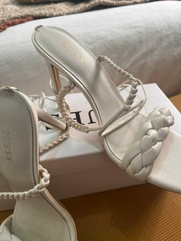 Sandalárias brancas GUESS