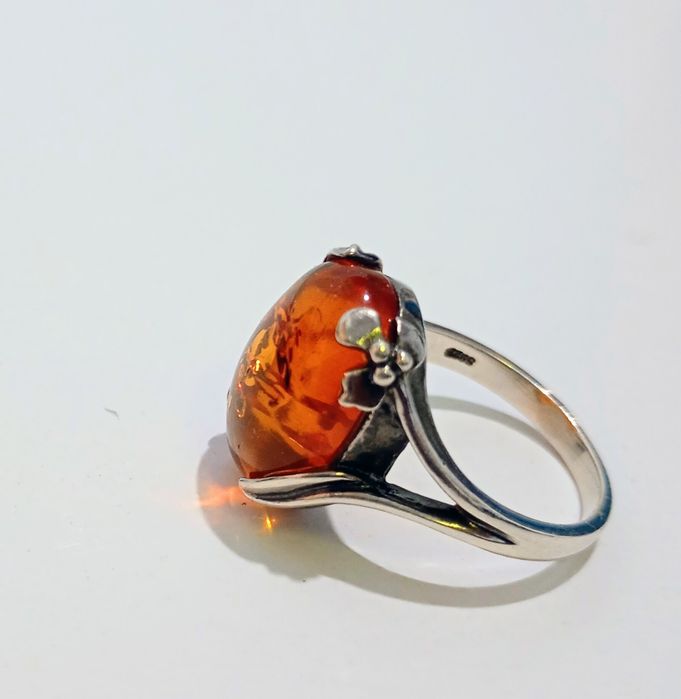 Срібна каблучка з бурштином