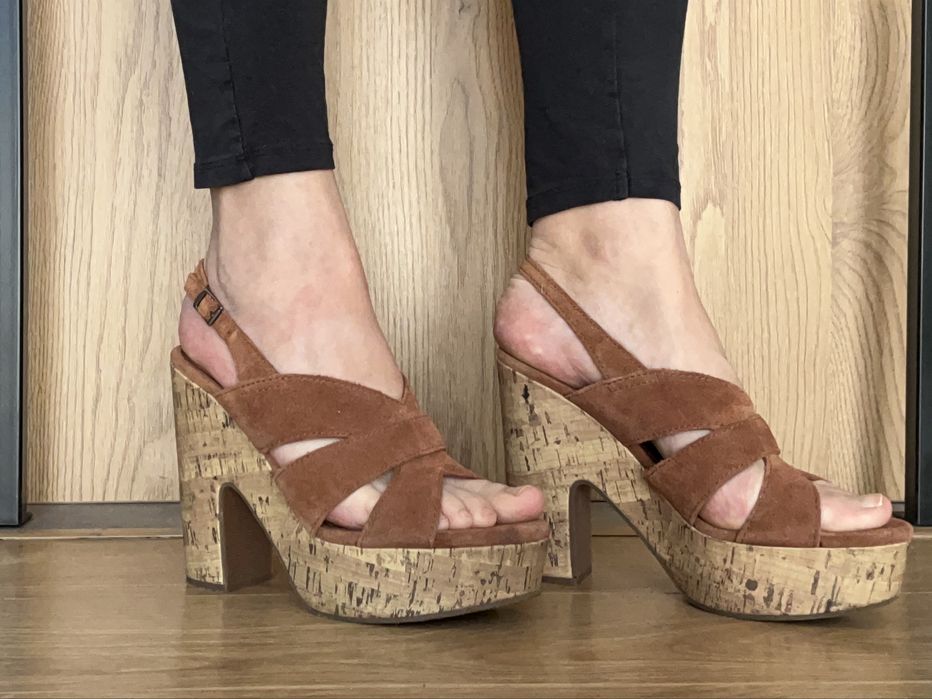 Buty damskie rozmiar 38. Sandały na koturnie i platformie Esprit.