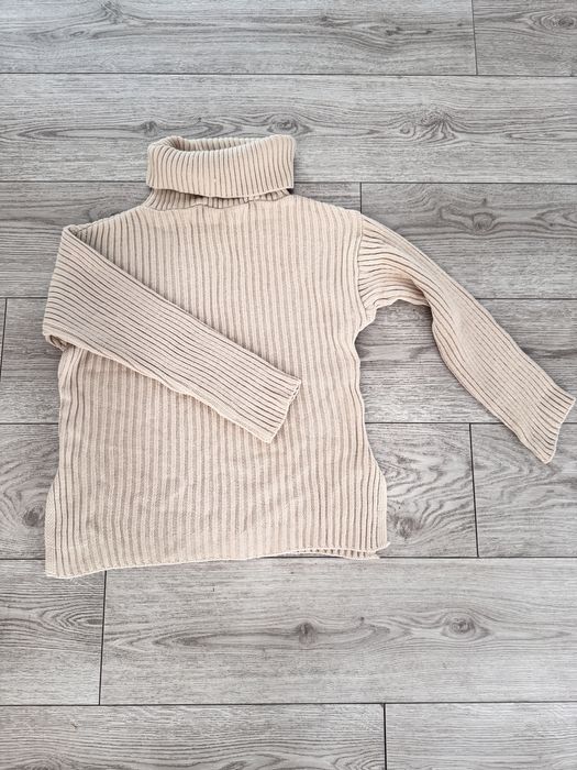 Cieply, beżowy sweter z golfem