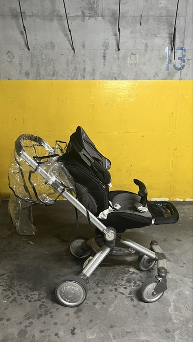 Carro de bebe com capa de chuva