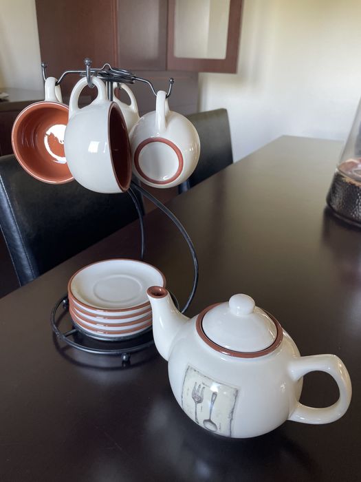 Conjunto de café (chávenas, pratos e bule)