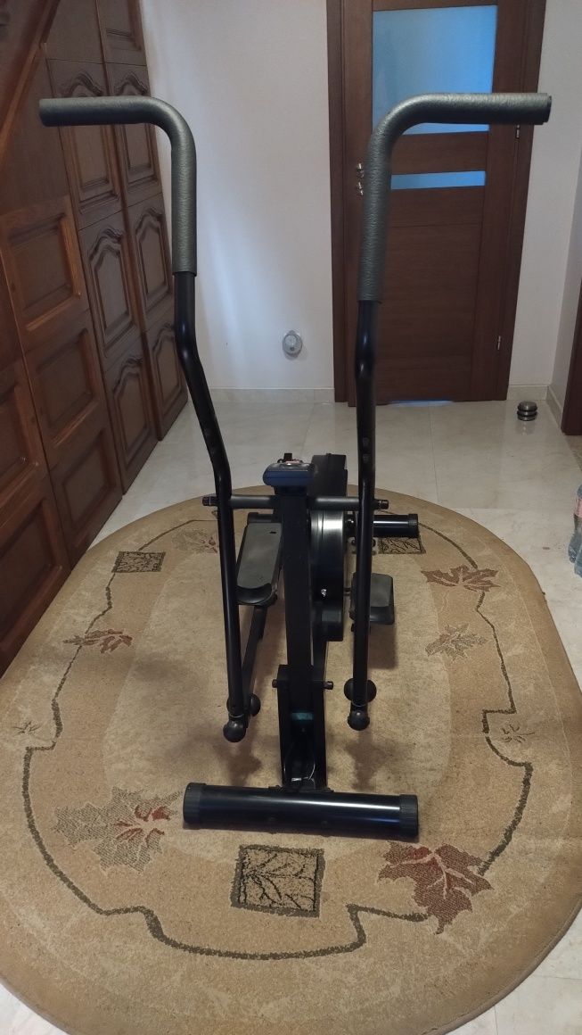 Rower Orbitrek do ćwiczeń.