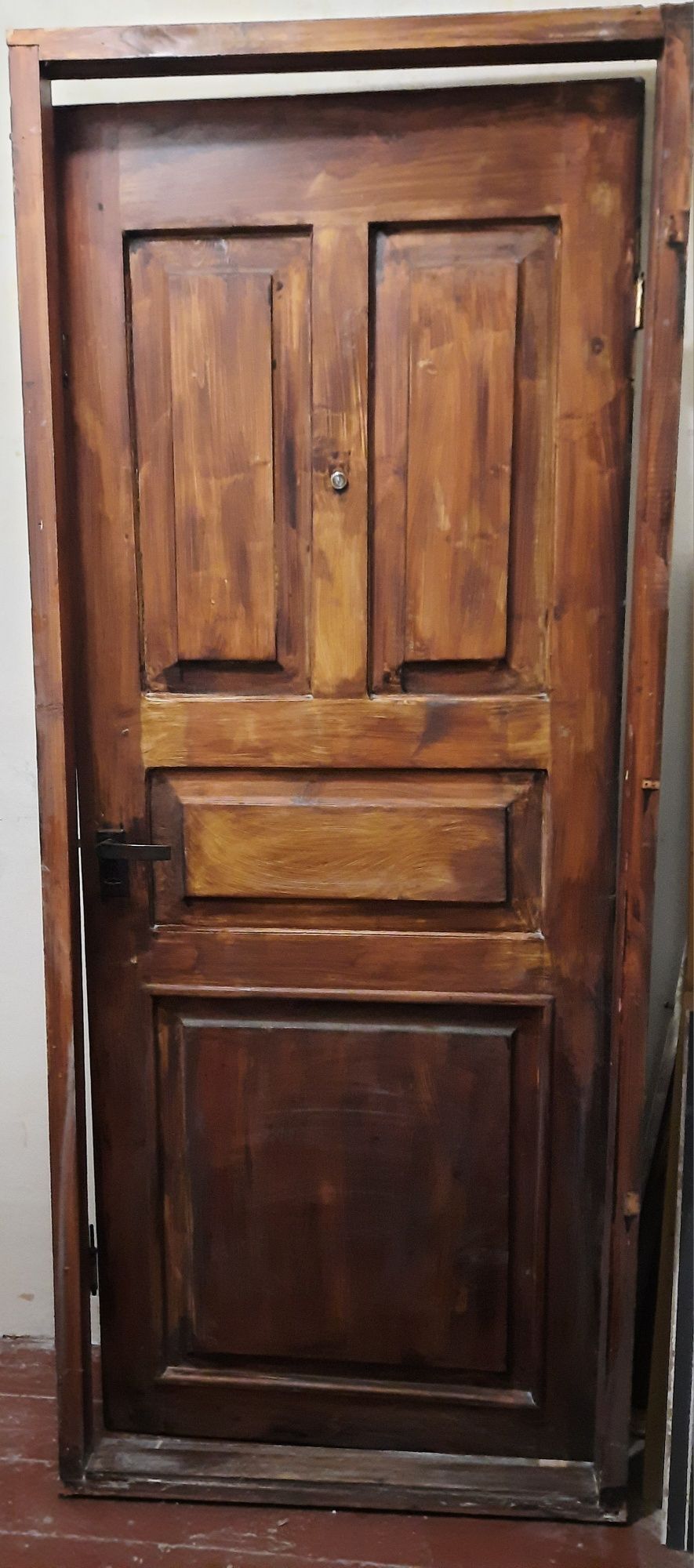 Двери деревянные и двери из дсп, оббитые кожзамом.