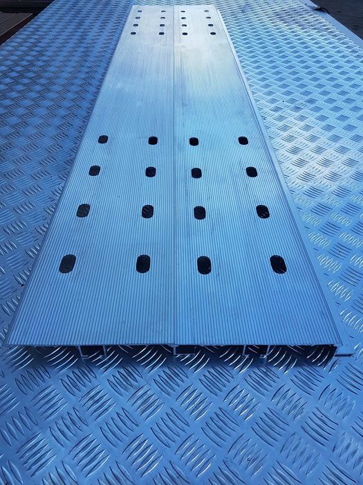 Panel aluminiowy z otworami, deska na podłogę 2050/2100 x 220 x 30 mm.