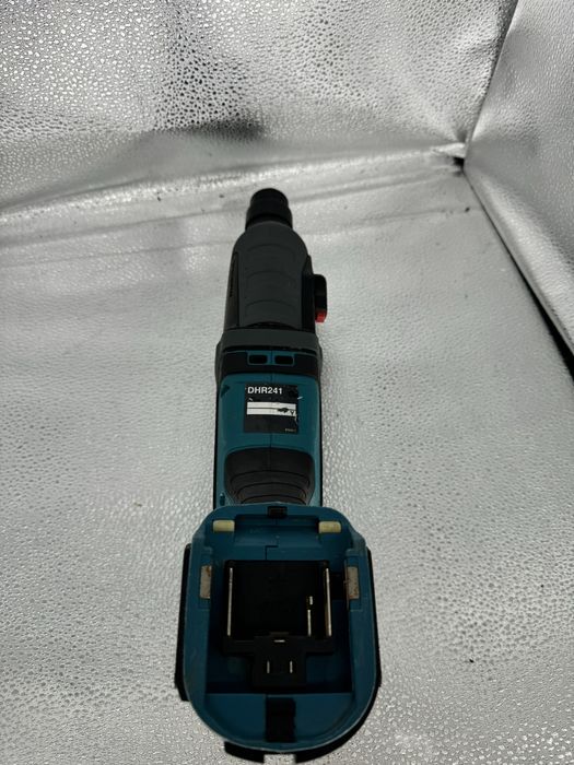 Акумуляторний перфоратор Makita DHR 241
