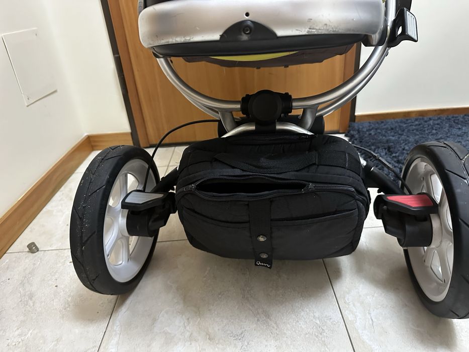 Carrinho preto e verde marca Quinny