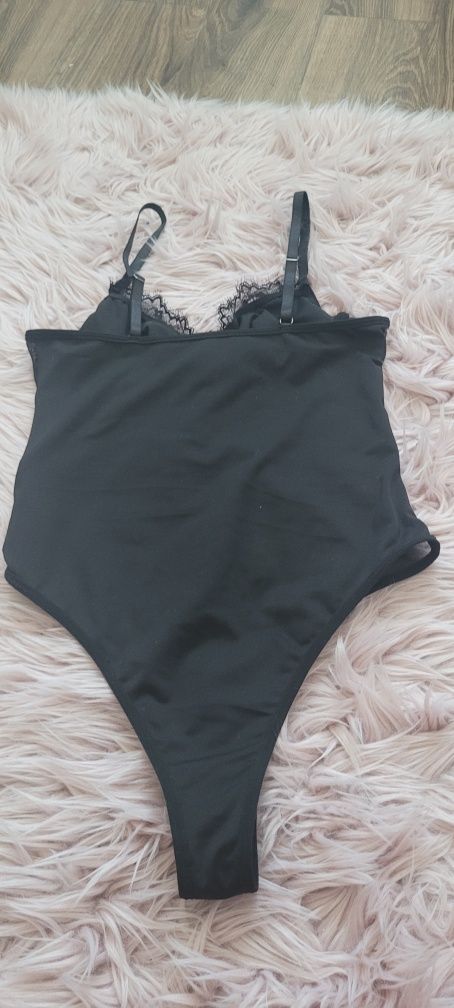 Body z koronką i regulowanymi ramiączkami