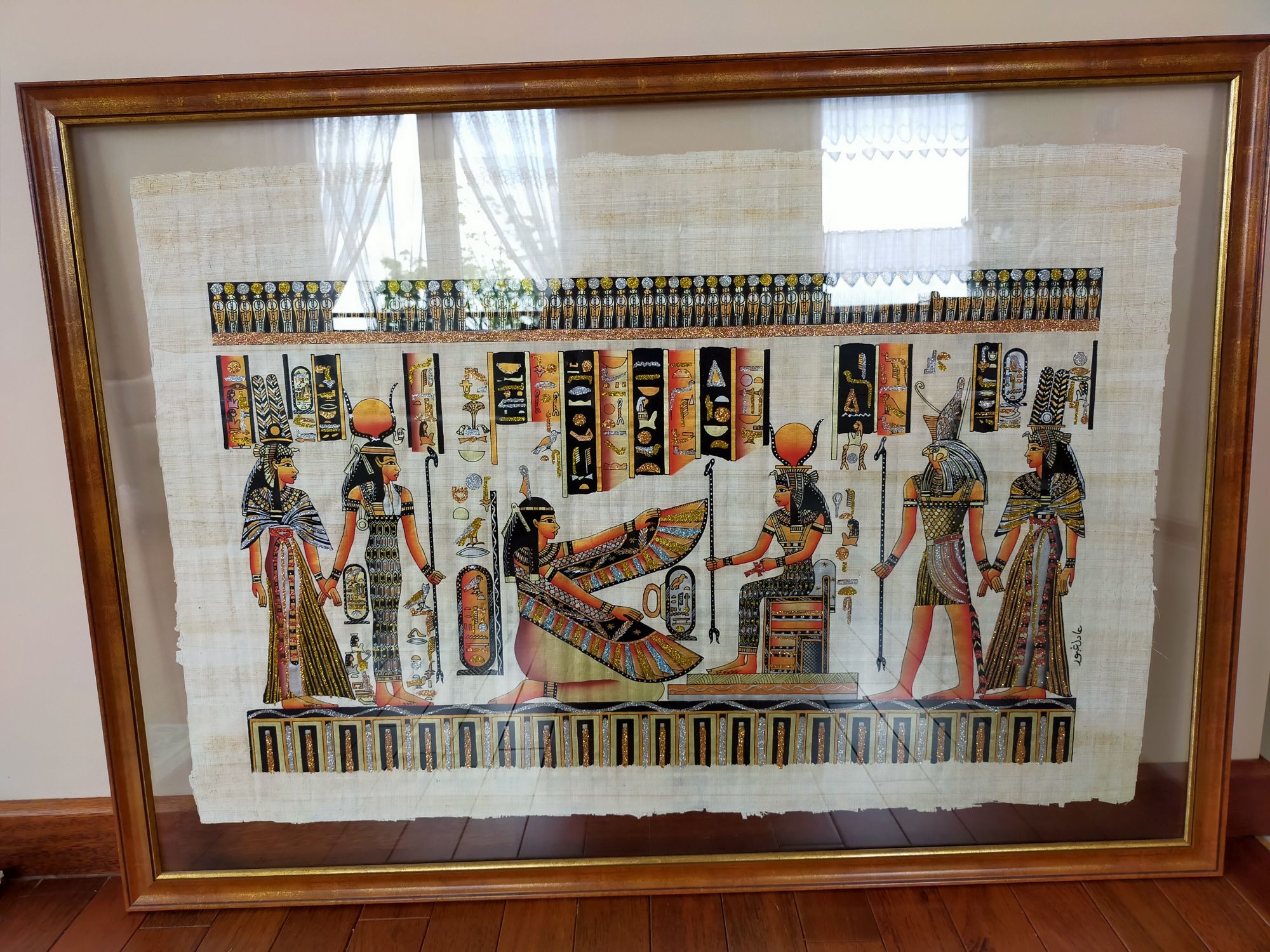 Papirus egipski za szkłem w ramie.