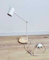 Lampka biurkowa Ikea Nymane z funkcja ladowania