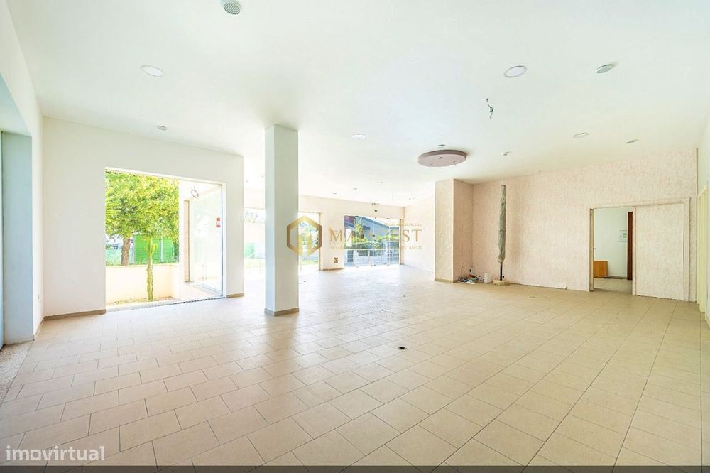 Espaço comercial com 2 pisos e montra na Maia