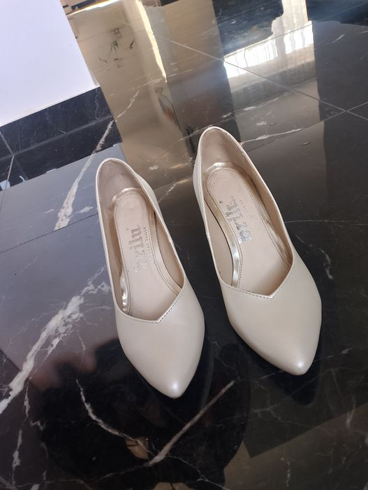 Ślubne perłowe buty czółenka na słupku