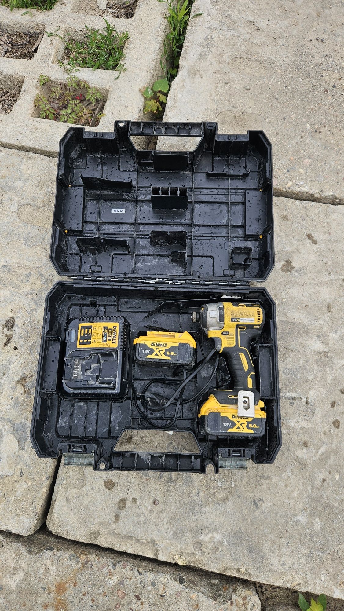 DEWALT DCF887 zakrętarka udarowa 18V 205NM 2X5Ah
