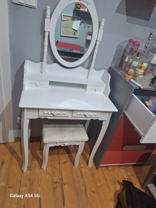 Stylowe toaletka z lustrem i taboretem