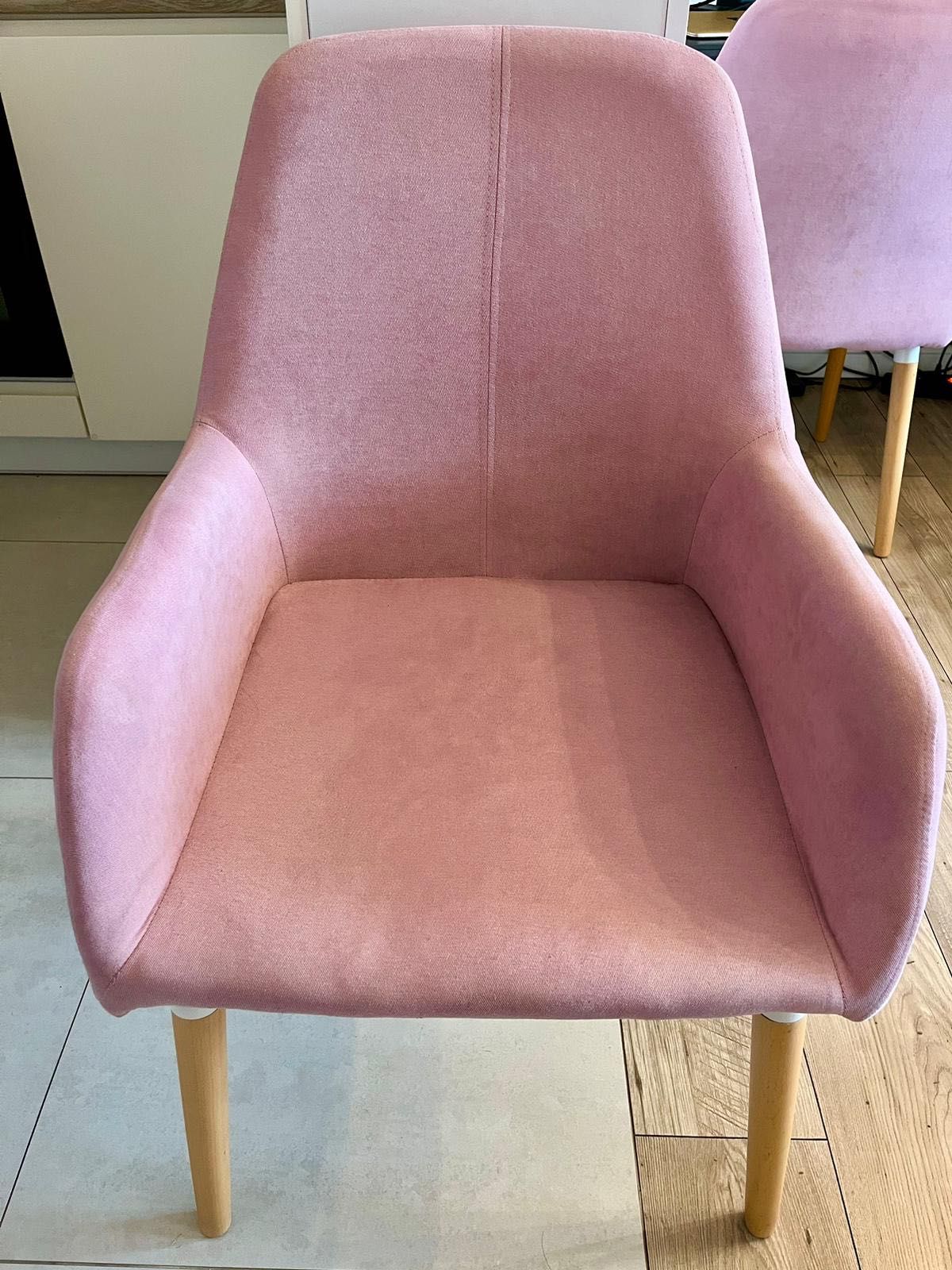 Krzesła materiałowe na drewnianych nogach w kolorze różowym