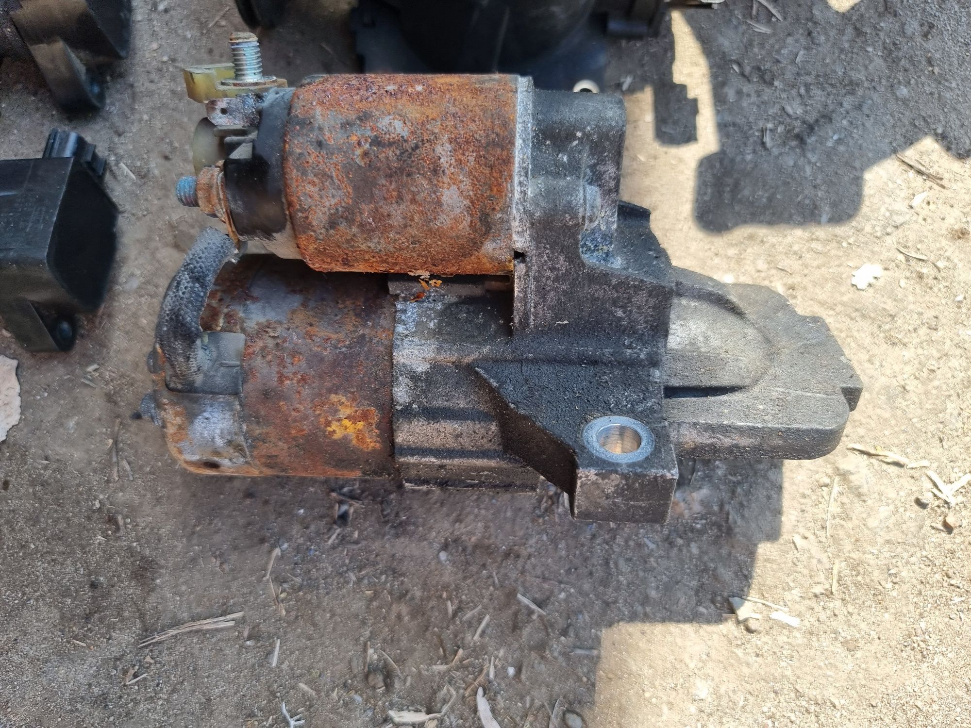 Впускной коллектор mazda 5 6 LF GG  02-07 L341-13-100J