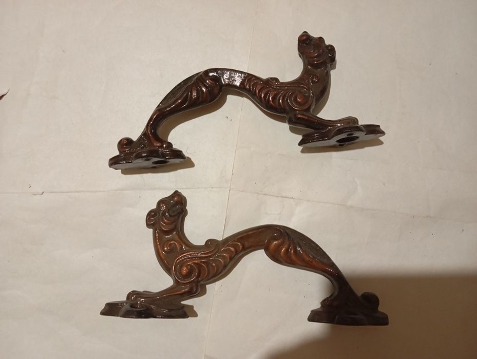 Две дверные ручки плюс четыре крючка для одежды и двойная вешалка.