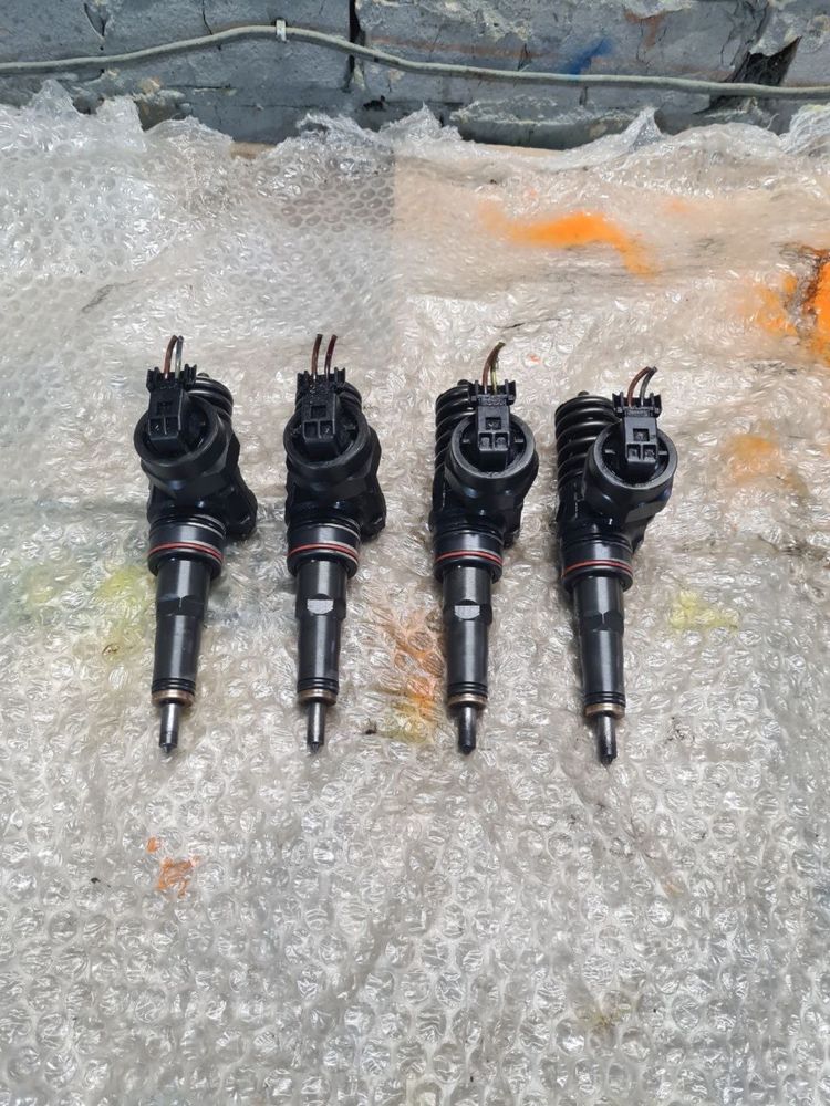 Насос форсунка форсунки VW Golf 4 Passat b5 Skoda Octavia 038130073J